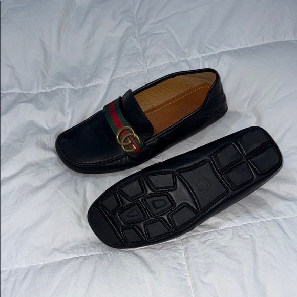 Gucci Black and Green Loafers with Signature Design - Picture 6 of 8